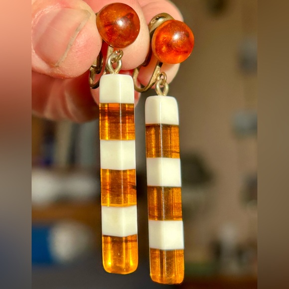 Laminated Lucite Layered Orange and White Clip-on Earrings Vintage - Picture 5 of 9